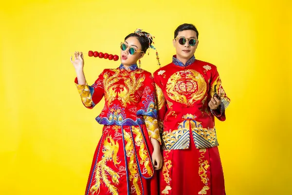 Alt: Cô dâu chú rể trong trang phục cưới cổ trang Trung Quốc