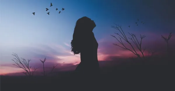   Hình ảnh cô gái buồn nhìn ra cửa sổ với tâm trạng u uất