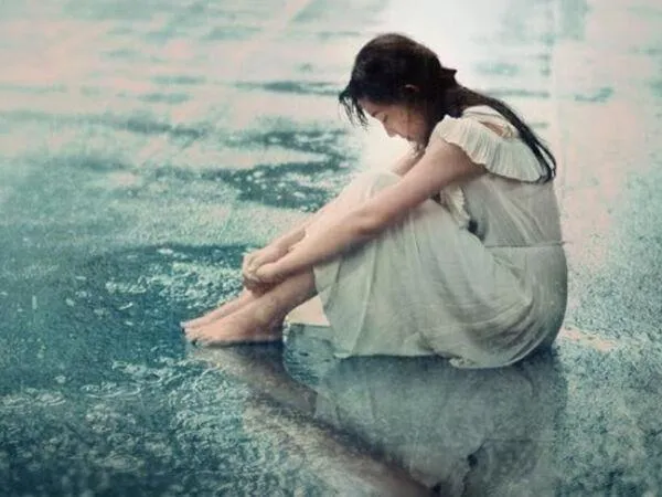   Hình ảnh mưa buồn trên phố, một người đi đường che ô dưới cơn mưa