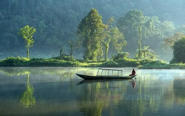   Hình nền yên bình với ngôi nhà bên hồ