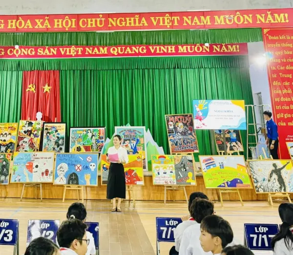   Học sinh đang vẽ tranh về chủ đề phòng chống ma túy