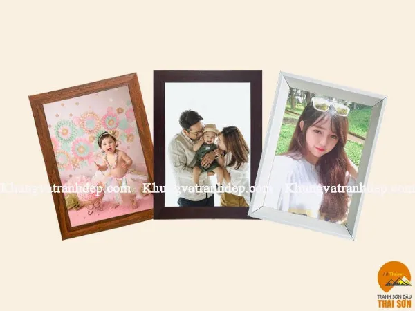 alt text: Khung ảnh cute hình vuông màu hồng pastel, trang trí họa tiết hoạt hình đáng yêu