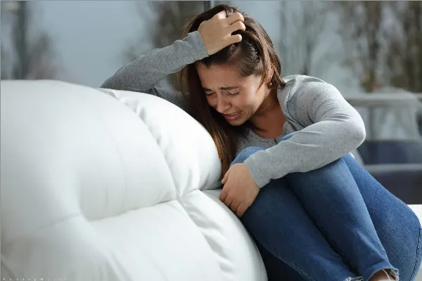Ảnh cô gái buồn khóc