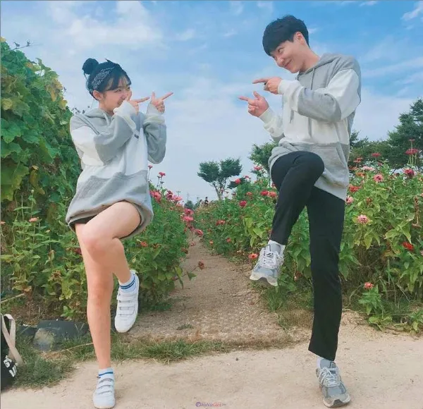 Avatar đôi người thật che mặt
