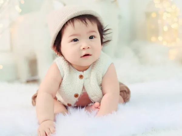 Bé cười tươi trong nắng