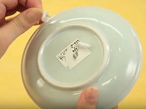 Cách gỡ tem nhãn hàng hóa với đá lạnh