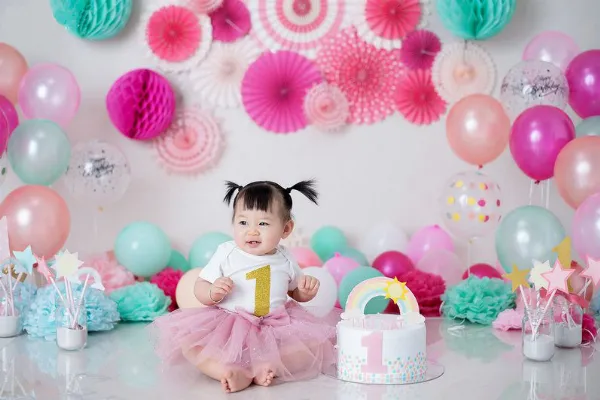 Chụp hình thôi nôi với nền sinh nhật