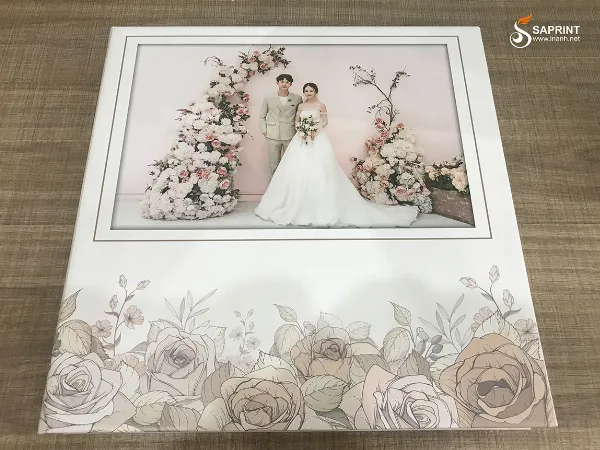 Cô dâu chú rể tạo dáng nhìn nhau tình cảm