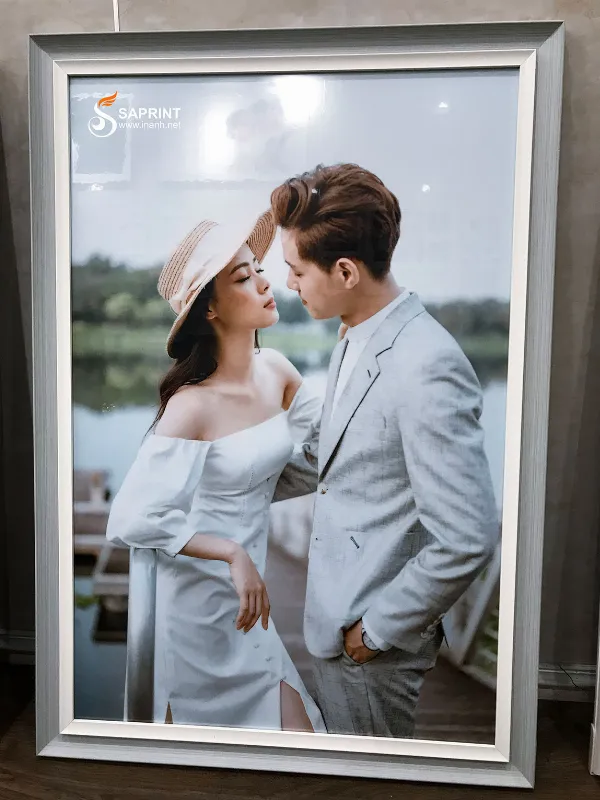 Cô dâu chú rể trao nhau nụ hôn