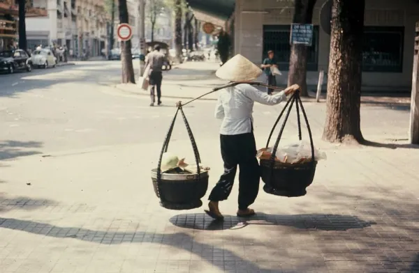 Hình ảnh người mẹ tần tảo gánh hàng rong nuôi con
