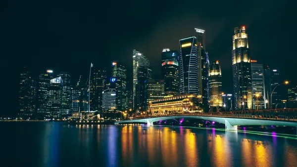 Hình nền cảnh đêm phố thị với những tòa nhà chọc trời lung linh ánh đèn
