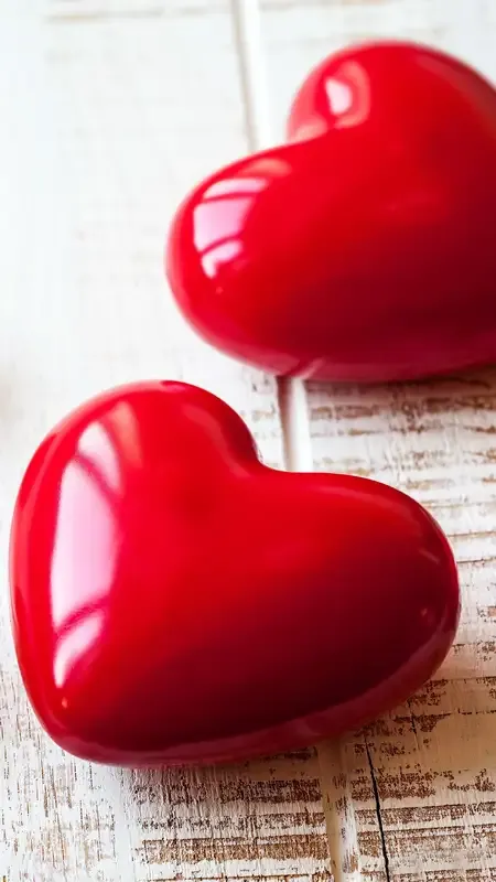 Hình nền trái tim với hoa hồng và nến lãng mạn