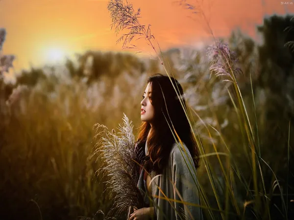 Mô tả ảnh: Một người đang chụp ảnh ngược sáng lúc hoàng hôn.