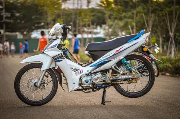 Yamaha Sirius độ kiểng màu trắng với dàn chân cứng cáp